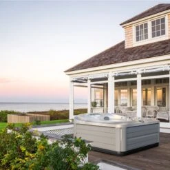 Jacuzzi® J475IP™ - 6 Person Hot Tub With 1 Lounger 40 Jacuzzi® J475IP™ - 6 Person Hot Tub With 1 Lounger -Hot Tubs Sale Hot Tub Jacuzzi 475 2020 lifestyle image in garden