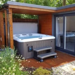 Jacuzzi® J225™ - 4 Person Hot Tub 15 Jacuzzi® J225™ - 4 Person Hot Tub -Hot Tubs Sale J225 Lifesyle 3