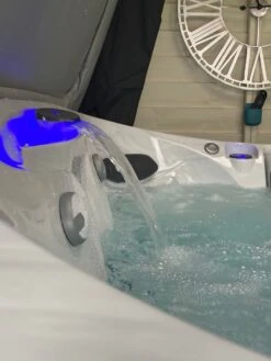 Jacuzzi® J435IP™ - 6 Person Hot Tub With 1 Lounger -Hot Tubs Sale J435platinum4