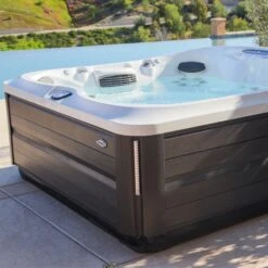 Jacuzzi® J485IP™ - 7 Person Hot Tub -Hot Tubs Sale J485 Lifestyle 2