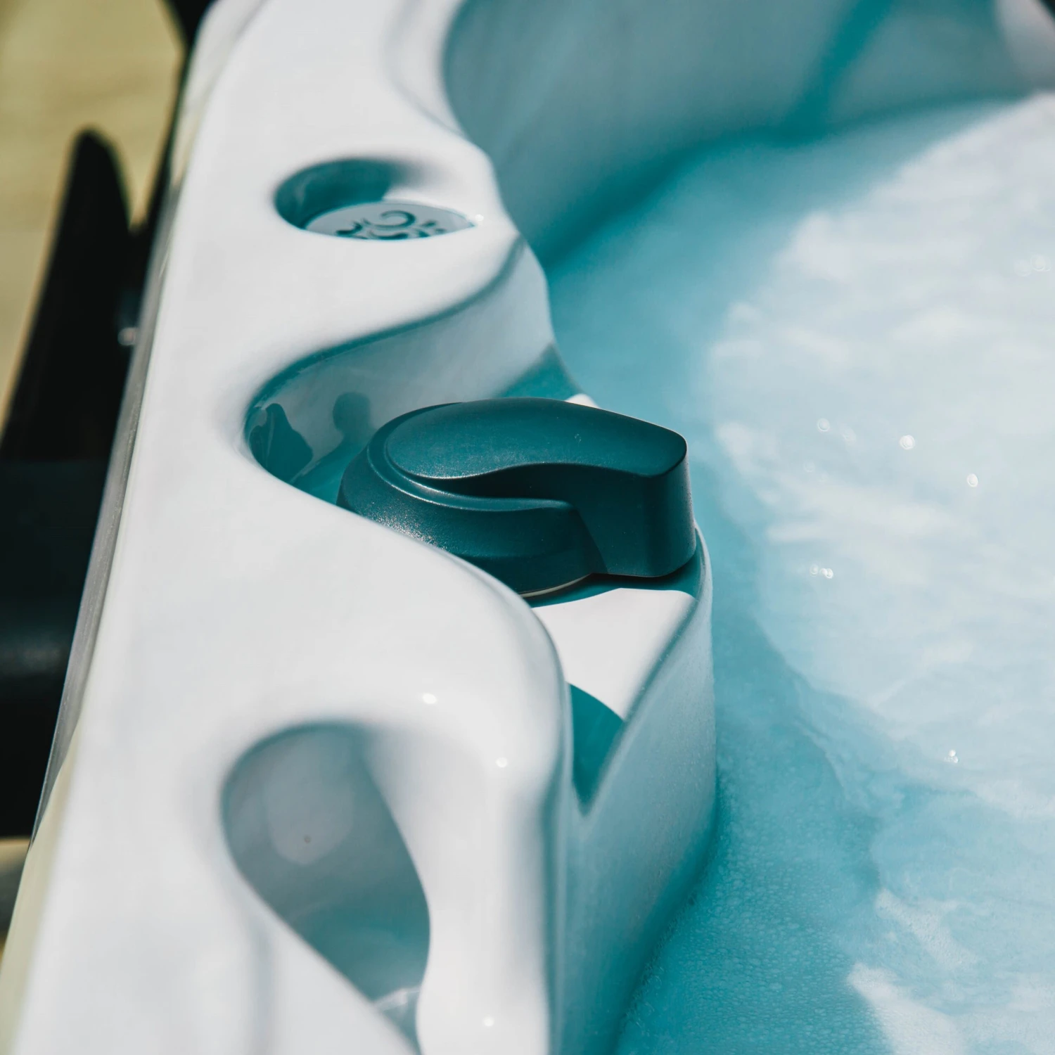 Jacuzzi® J335IP™ - 6 Person Hot Tub With 1 Lounger 21 Jacuzzi® J335IP™ - 6 Person Hot Tub With 1 Lounger - Image 19