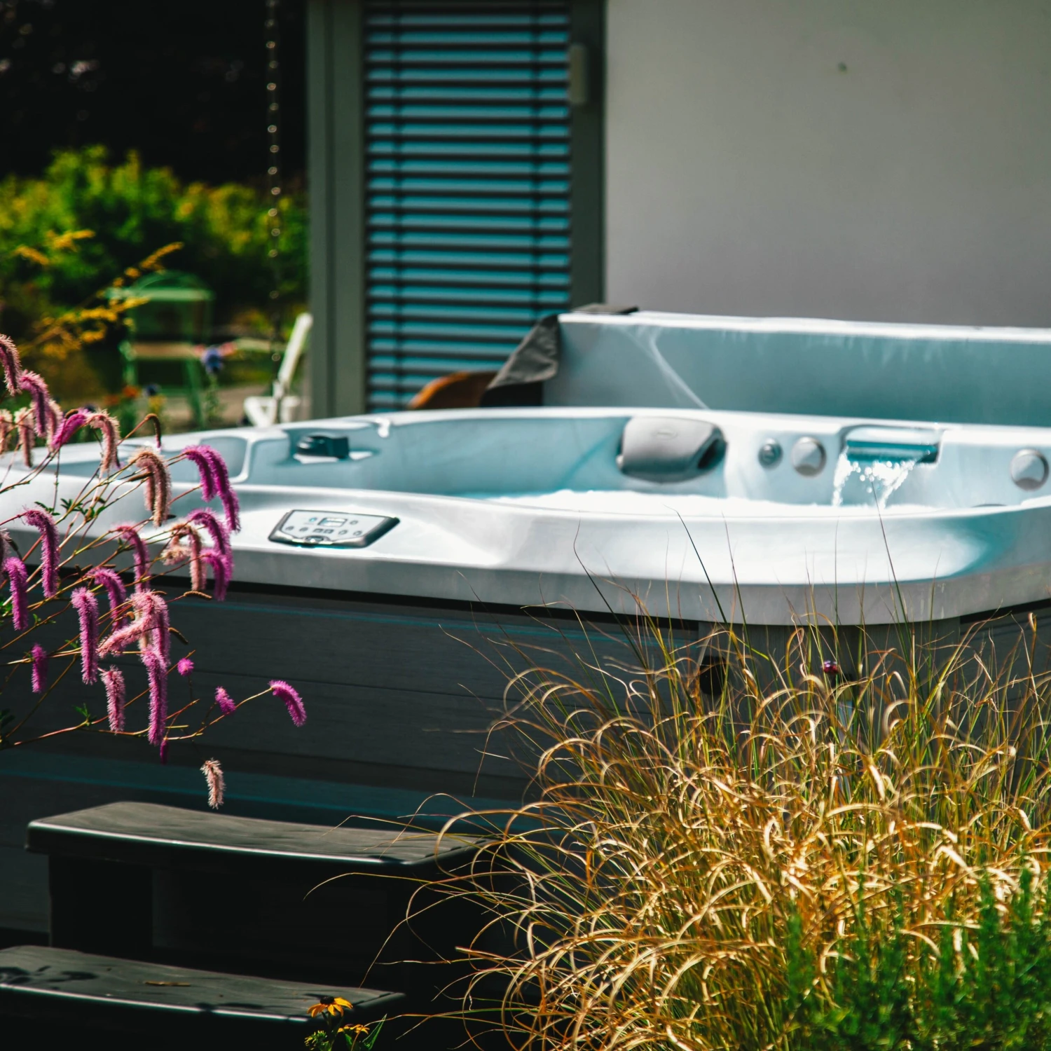 Jacuzzi® J335IP™ - 6 Person Hot Tub With 1 Lounger 18 Jacuzzi® J335IP™ - 6 Person Hot Tub With 1 Lounger - Image 16