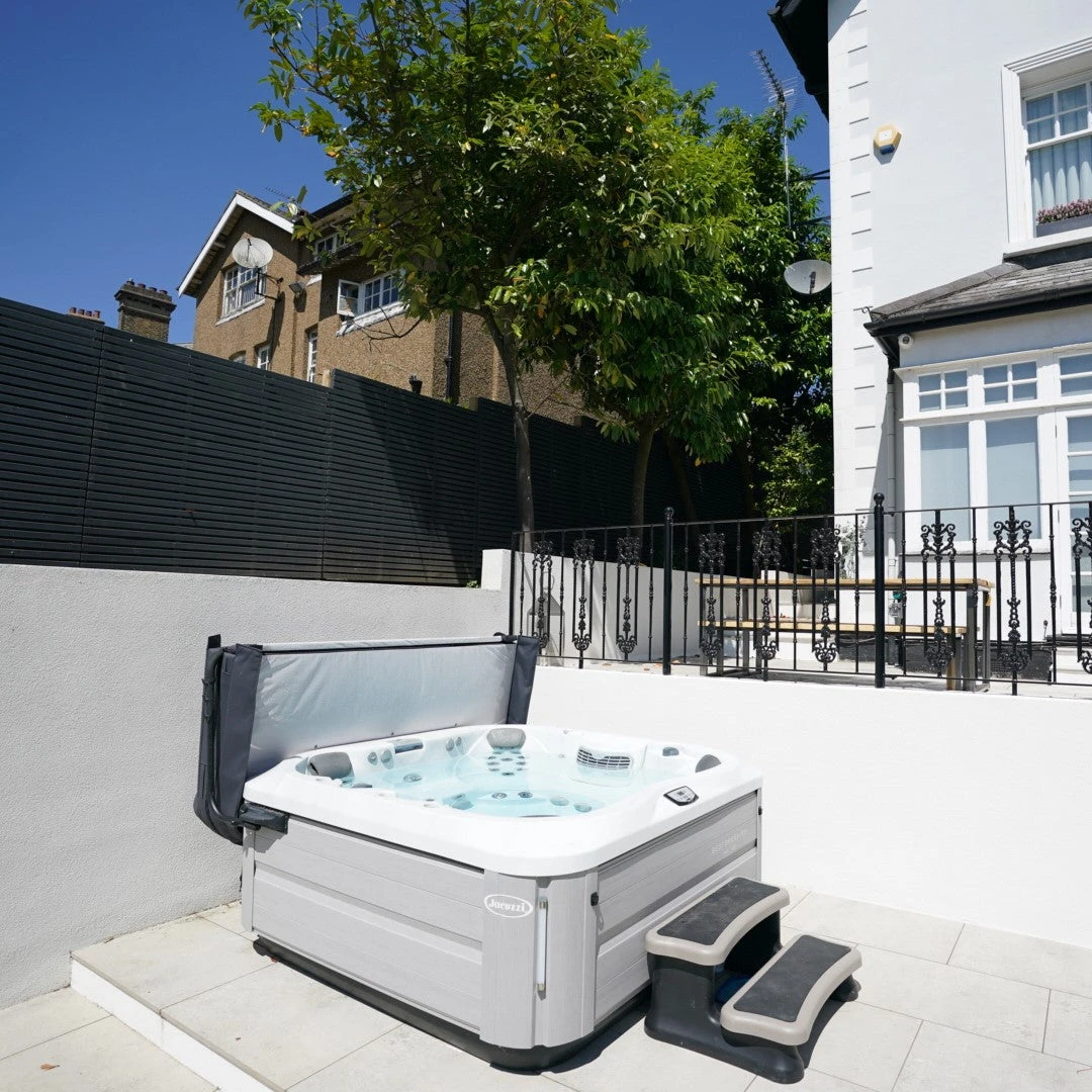 Jacuzzi® J335IP™ - 6 Person Hot Tub With 1 Lounger 13 Jacuzzi® J335IP™ - 6 Person Hot Tub With 1 Lounger - Image 11