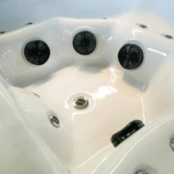 Outdoor Refresh - 6 Person Hot Tub With 1 Lounger -Hot Tubs Sale Refresh2021 3